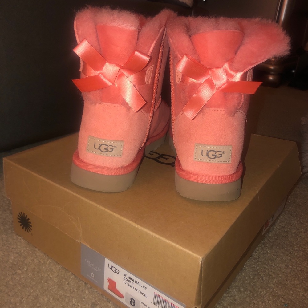 *NEW IN BOX* UGGS w mini bailey bow